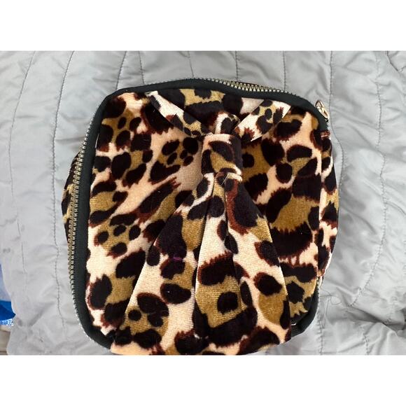 JS by Jessica Simpson Cheetah Print Jewelry Case 6" x 6" Zipper Case - Picture 8 of 10